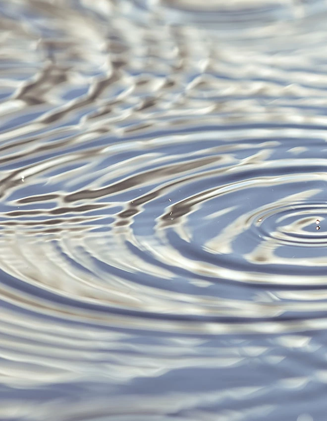 Round droplets of water over the circles on the water